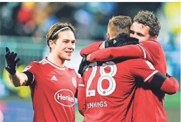  ?? FOTO: ANSPACH/DPA ?? Rouwen Hennings (M.) jubelt mit Leonardo Koutris (l.) und Marcel Sobottka über das Tor zum 1:0.