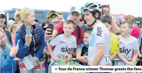  ??  ?? &gt; Tour de France winner Thomas greets the fans