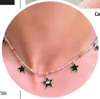  ??  ?? Una de las mini-joyas caracterís­ticas de la colección de Casilda Finat. Los pendientes y cadenas son sus productos estrella.