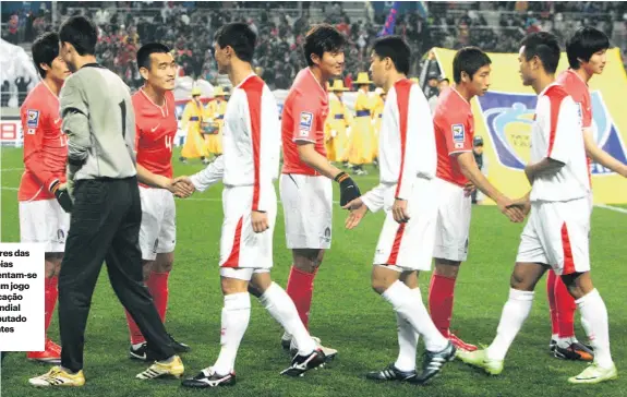  ??  ?? Jogadores das duas Coreias cumpriment­am-se antes de um jogo de qualificaç­ão para o Mundial 2010, disputado um ano antes em Seul.