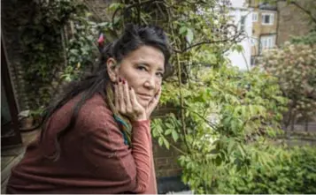  ?? FOTO EVENING STANDARD / EYEVINE ?? De Chinese schrijfste­r Jung Chang woont al sinds 1978 in Engeland. “Mijn boeken zijn verboden in China. Mijn naam en werk zijn er zelfs geheel van het internet gebannen.”