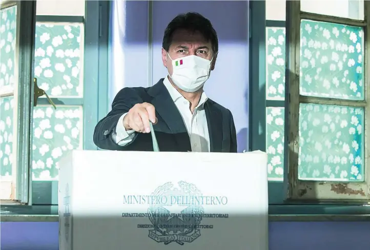  ?? EFE ?? El primer ministro italiano, Giuseppe Conte, del Movimiento 5 Estrellas vota en el referéndum este domingo en Roma
