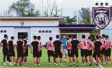  ??  ?? PEMAIN Johor DT ketika sesi latihan di Padang Seri Gelam.