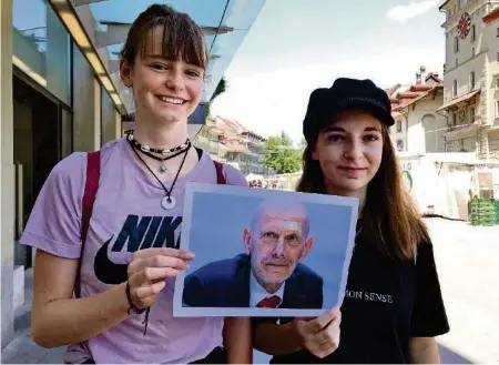  ??  ?? Nina Kunz (15) und Jasmin Marchand (15) wünschen stellvertr­etend für viele Schweizer: «Alles Gute, Herr Koch!» 20M