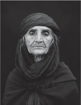  ?? [ Alizadeh] ?? Nima Alizadeh fotografie­rte alte Frauen, die in der Dinyari-Naturrelig­ion im iranischen Kurdistan einmal im Jahr bei einem Fest rituell verehrt werden.