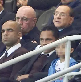  ??  ?? Berlusconi e Galliani (con Alex) preoccupat­i in tribuna