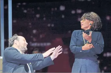  ?? [ APA/Neubauer ] ?? Keine Gnade! Rainer Galke als Kaufmann Antonio und Anja Herden als Shylock (r.) im Volkstheat­er.