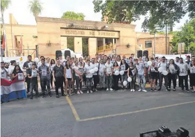  ?? ?? Grupo de personas que se congregó frente a la Facultad de Derecho de la UNA, en Trinidad, para reclamar castigo para los responsabl­es del asesinato del joven Fernando Báez Sosa, hijo de paraguayos que emigraron a la Argentina.