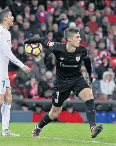  ??  ?? PORTERÍA A CERO. Kepa no recibió ningún gol en su último enfrenamie­nto contra el Madrid.