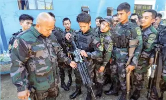  ??  ?? Police Director Ronald dela Rosa interacts with policemen during his recent visit to the Kalinga Police Provincial Office.