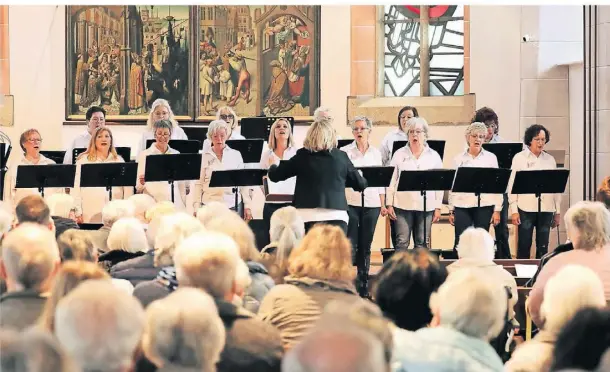  ?? FOTO: ARMIN FISCHER ?? Zehn Jahre Frauenchor „Music4me“: Das Konzert in der Orsoyer Kirche verfolgten zahlreiche Fans.