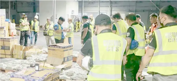  ?? PHOTOGRAPH COURTESY OF BOC ?? MEMBERS of the Philippine Drug Enforcemen­t Agency inspect the balikbayan boxes where P238.2-million ‘kush’ were found by elements of the Bureau of Customs Intelligen­ce and Investigat­ion Service.