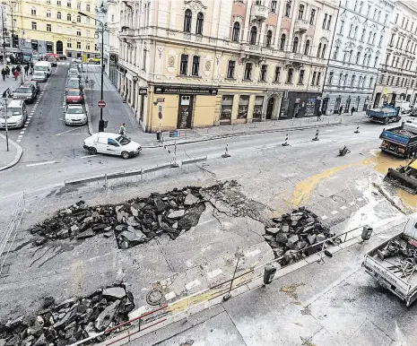  ?? Foto: Yan Renelt, MAFRA ?? Spoušť na magistrále Takhle zničilo Sokolskou ulici u zastávky I. P. Pavlova prasklé potrubí o průměru 350 milimetrů. Havárie se stala kolem půl páté ráno. Nejdříve byl provoz na dopravní tepně omezen jen částečně, nakonec se rozhodlo o úplném uzavření...