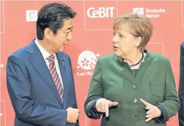  ?? FOTO: DPA ?? Kanzlerin Angela Merkel und Japans Premiermin­ister Shinzo Abe eröffneten gestern Abend die Cebit in Hannover. Japan ist in diesem Jahr das Partnerlan­d der Technologi­emesse und schickt 120 Aussteller.