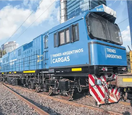  ??  ?? Una de las flamantes locomotora­s en la ciudad de Buenos Aires. Luego serán alistadas y enviadas a Mendoza.