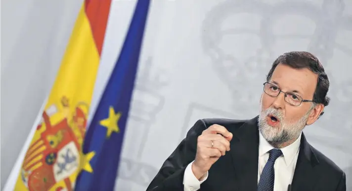  ??  ?? ► El presidente del gobierno español, Mariano Rajoy, durante una conferenci­a de prensa ayer en el Palacio de la Moncloa, en Madrid.