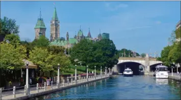  ??  ?? 160 km : la distance à couvrir pour remonter l’Ottawa River au départ de Montréal jusqu’à la capitale canadienne. Au loin, la colline du Parlement d’Ottawa.