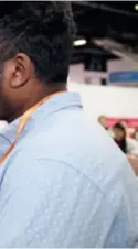  ??  ?? An exhibitor introduces Alipay to a visitor at the Alibaba E-Commerce Expo in Sydney, Australia, on August 30, 2019