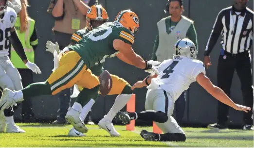  ?? MARK HOFFMAN / MILWAUKEE JOURNAL SENTINEL ?? Packers linebacker Blake Martinez pursues Derek Carr, as the Raiders quarterbac­k loses a fumble while trying to score a touchdown Sunday.