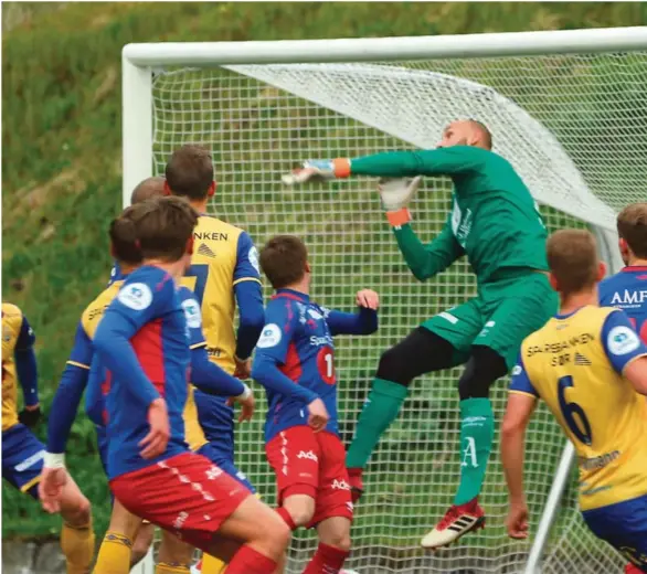  ??  ?? I FOKUS: Øystein Øvretveit, her mot Tromsdalen, kom i fokus etter straffesit­uasjonen mot Mjøndalen. Straffespa­rket ble gitt, og kampen endte 1-1 på Isachsen stad