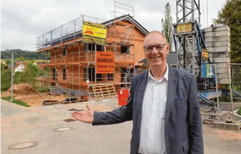  ?? Foto: Karin Marz ?? Bürgermeis­ter Josef Böck im neuen Baugebiet in Langenneuf­nach. Neue Bauplätze auszuweise­n ist für ihn wichtig.