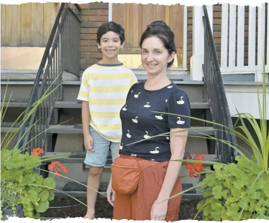  ?? PHOTO MARTIN ALARIE ?? Fernanda Goldfarb a lancé un appel aux parents de son quartier montréalai­s pour trouver d’autres familles prêtes à engager des tuteurs pour faire l’école à la maison auprès de quelques enfants. Son fils Lorenzo commence sa troisième année.