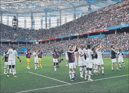  ?? FOTO: EFE ?? Los jugadores de Francia agradecen el apoyo de su afición tras clasificar­se para semifinale­s