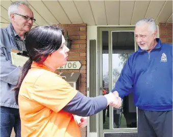  ?? PHOTOS: NICK BRANCACCIO ?? Windsor West NDP incumbent Lisa Gretzky chats with supporter Silvio Venerus on St. Patricks Drive while campaignin­g door-to-door this week with candidate co-ordinator Robin Swainson.