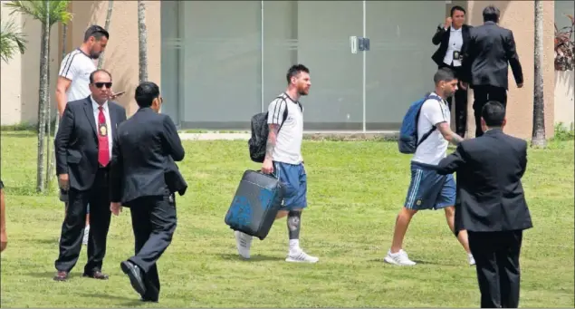  ??  ?? SANCIONADO. Lionel Messi deja la concentrac­ión de la selección argentina en Buenos Aires después de haber sido comunicado de su sanción de cuatro partidos oficiales.