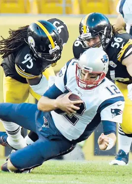  ??  ?? En su partido de la temporada regular la defensa de los Steelers logró derribar en varias ocasiones a Tom Brady, de los Patriots.