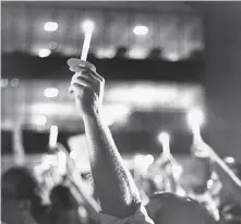  ?? Staff file photo ?? When the 1977 gay rights march reached the Houston Public Library plaza, thousands of people lit candles.