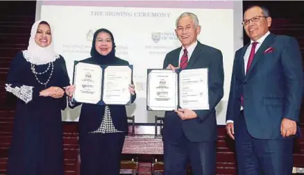  ??  ?? Dari kiri, Shahrizat; Ketua Pendaftar Mahkamah Persekutua­n Malaysia, Datuk Seri Latifah Mohd Tahar; Naib Canselor Universiti Malaya, Datuk Dr Abdul Rahim Hashim dan Ketua Hakim Negara, Tun Raus Sharif ketika pelancaran Portal Penghakima­n Malaysia di UM, Kuala Lumpur, semalam.