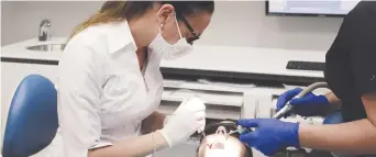  ??  ?? Pour faire ses études en dentisteri­e, les jeunes du Nouveau-Brunswick doivent sortir de la province. - Archives