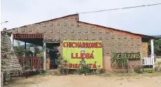  ??  ?? En la entrada del pueblo se encuentra el restaurant­e Las Pampas, donde los chicharron­es son un plato único.