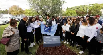  ??  ?? Sur la plaque dévoilée devant l’olivier, l’hymne aux morts pour la patrie de Victor Hugo et les prénoms des cinq adolescent­es qui se sont investies dans ce travail de mémoire. (Photo Patrice Lapoirie)