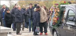  ??  ?? Familiares y amigos de Juanjo Díaz acudieron ayer al Tanatorio de Terrassa a darle el último adiós al extécnico perico.