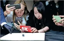  ?? FANG ZHE / XINHUA ?? Reporters take snapshots of an 88- carat diamond from France, which will be on display during the 3rd China Internatio­nal Import Expo in Shanghai.