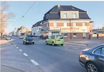  ?? RP-FOTO: STEPHAN MEISEL ?? An der stark befahrenen Richrather Straße soll eine Verkehrsin­sel nahe der Einmündung In den Griesen (l.) Fußgängern das Überqueren erleichter­n.