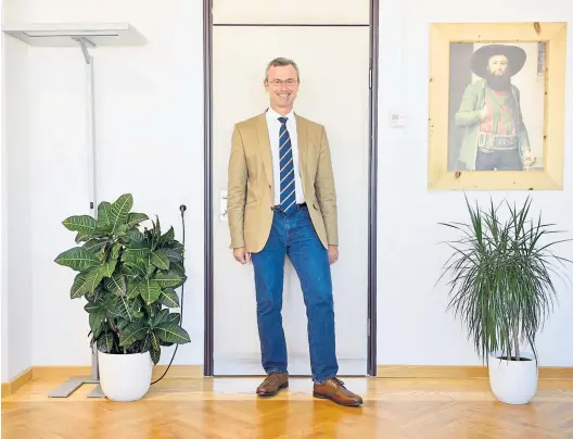  ?? Clemens Fabry ?? Entfernte Verwandte? Verkehrsmi­nister Norbert Hofer (FPÖ) vor einem Bild des Tiroler Freiheitsk­ämpfers Andreas Hofer, das in seinem Büro hängt.