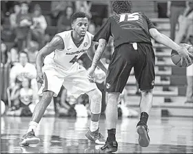  ?? Special to the NWA Democrat-Gazette/DAVID J. BEACH ?? Junior college transfer Daryl Macon (left) has led the Arkansas Razorbacks in scoring 13 times this season after averaging 23.9 points per game last season at Holmes (Miss.) Community College.