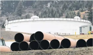  ?? CHRIS HELGREN/REUTERS ?? Replacemen­t pipe is stored near crude oil storage tanks in Kamloops, B.C., in 2016.