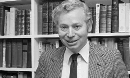  ?? Photograph: AP ?? Steven Weinberg in his office at MIT, in Cambridge, Massachuse­tts, in 1979, after the announceme­nt that he had won that year’s Nobel prize for physics.