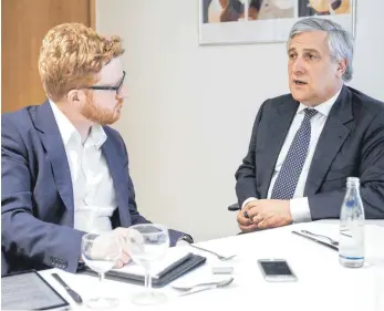  ?? FOTO: HENDRIK GROTH ?? „Wir brauchen mehr Italien in Europa“: EU-Parlaments­präsident Tajani (rechts) im Gespräch mit Sebastian Heinrich.