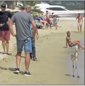  ?? (Photos DR) ?? Le flamant est resté sur la plage toute la matinée, sous les yeux étonnés des usagers. Devant son inertie, des employés du restaurant l’ont pris en charge.