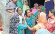  ?? PARWAZ KHAN/HT ?? Local women console Mariam Khatun (centre) outside her home in Ramgarh.