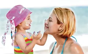  ?? Foto: DeeMPhotog­raphy, Fotolia.com ?? Vor allem, wenn man sich mit Kindern in der Sonne aufhält, ist ausreichen­der Schutz vor der schädliche­n UV Strahlung Pflicht.