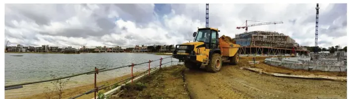  ?? ©LPB / P.Choisnet ?? L’aqualagon, immense structure qui culmine a 28 mètres de hauteur, est sorti de terre. Ce seul bâtiment représente plus de 25 % du coût total des travaux