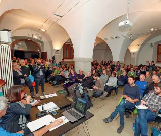  ?? (Foto Rensi) ?? Folla L’incontro organizzat­o ieri dalla Sat per confrontar­si sul progetto della Traslagora­i