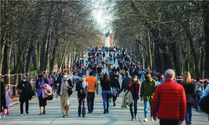  ?? JESÚS G. FERIA ?? Este ha sido el primer fin de semana en el que los madrileños han podido disfrutar del emblemátic­o parque tras Filomena. El Retiro está abierto al 60 por ciento