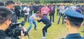  ?? TABLEFILM ?? Promotiona­l stunt: Khan hones wrestling skills in China